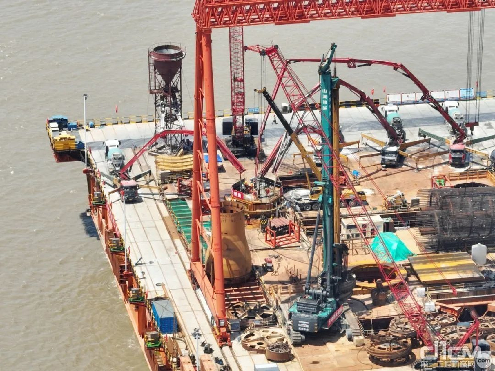 8月13日,中铁大桥局承建的甬舟铁路西堠门公铁两用大桥项目现场传来